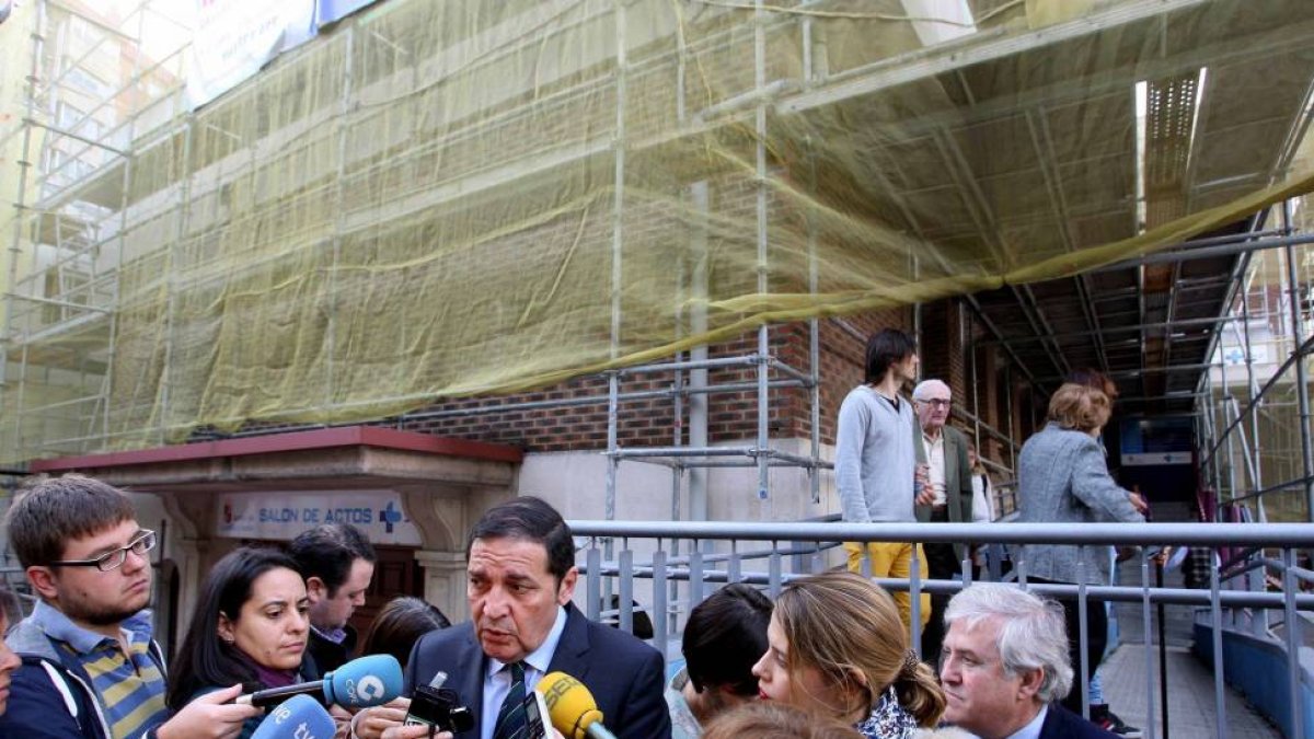 El consejero de Sanidad, Antonio Sáez, atiende a los medios antes de vacunarse frente a la gripe-Ical