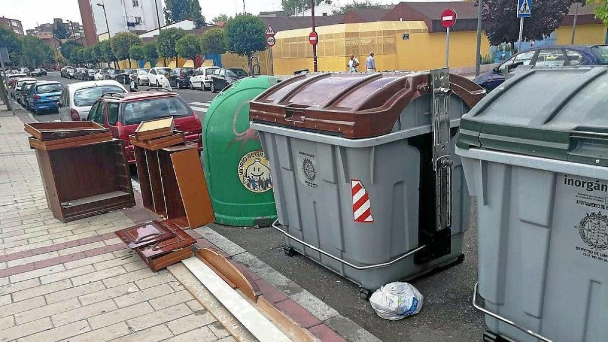 Restos de muebles en una de las calles de la barriada 29 de Octubre.-E.M.