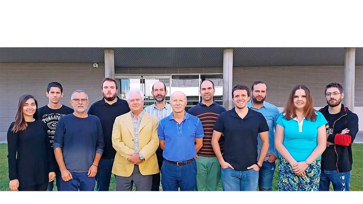Miembros del grupo de investigación en el campus de la Universidad de Valladolid. EL MUNDO