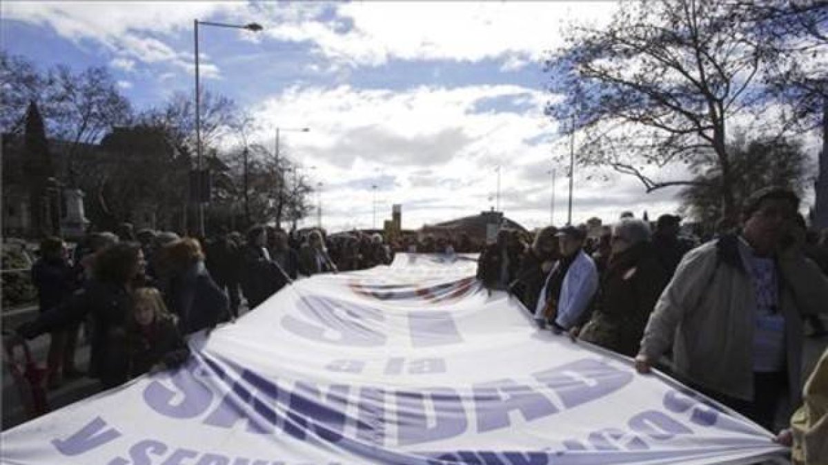 Cabecera de la vigésimo novena 'marea blanca', celebrada en Madrid, este domingo.-Foto: EFE