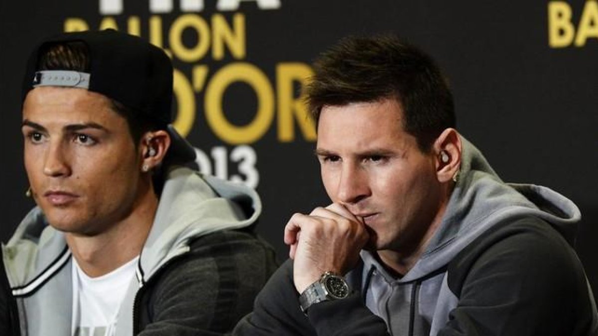 El futbolista del Real Madrid Cristiano Ronaldo y el azulgrana Leo Messi, durante la gala del Balón de Oro en 2014.-EFE / STEFFEN SCHMIDT
