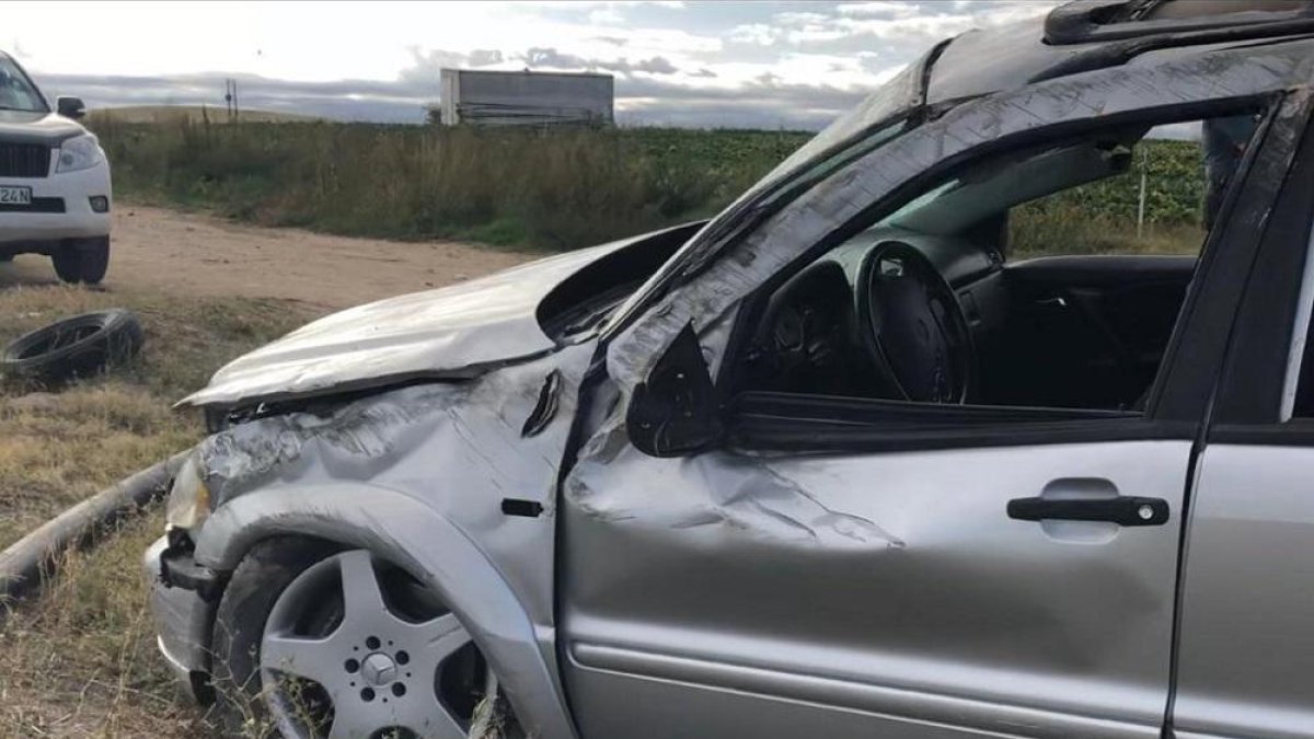 El vehículo siniestrado de los furtivos accidentados en Rágama.-L. DE LA FUENTE