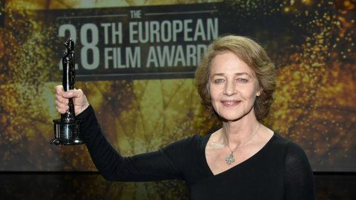 Charlotte Rampling, recogiendo el premio a mejor actriz en los últimos premios del Cine Europeo, en Berlín.-EFE / CLEMENS BILAN