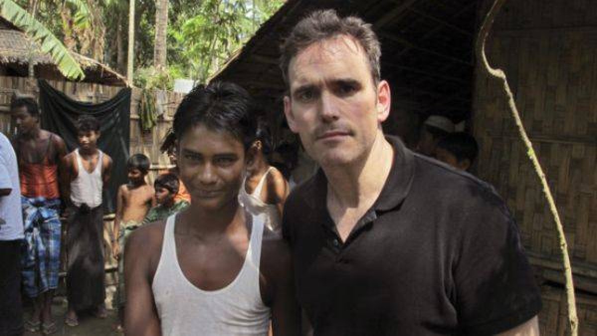 El actor Matt Dillon junto al joven superviviente rohingya Noor Alam, de 17 años, en el campamento de Rakhine, en Myanmar.-Foto: AP