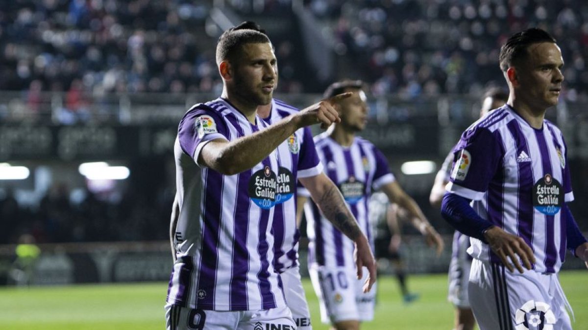 Weissman señala a Nacho, autor del pase, del gol. / LA LIGA