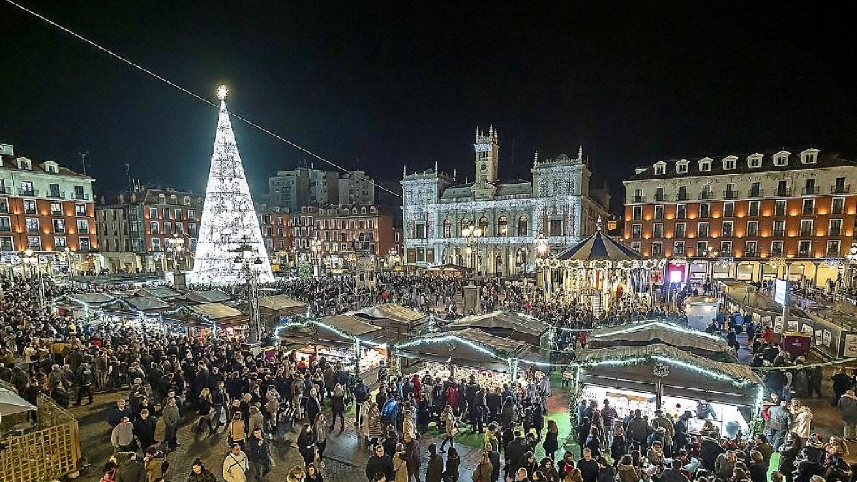 La plaza Mayor tras el encendido del árbol de los deseos.-PABLO REQUEJO / PHOTOGENIC