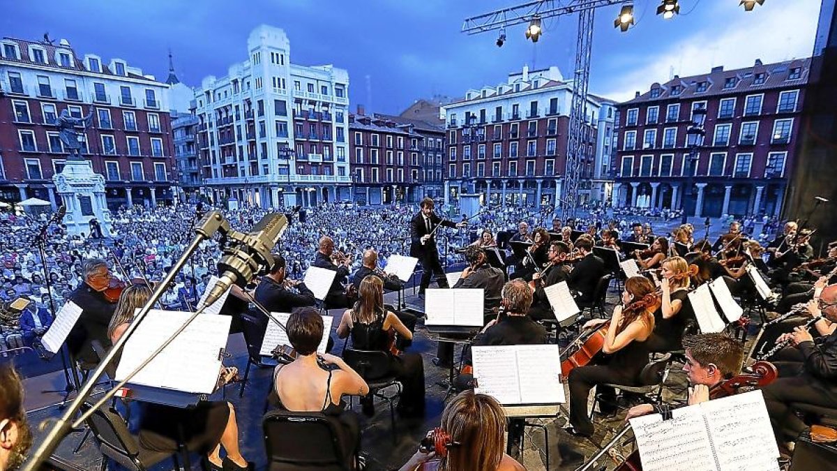 Concierto de la OSCyL el pasado mes de julio en la plaza Mayor de Valladolid.-J. M. LOSTAU