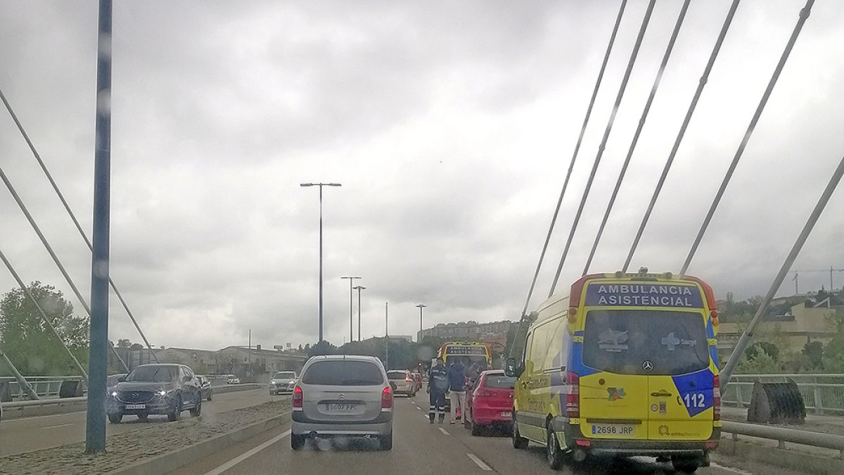 Accidente en el Puente de la Hispanidad. / E.M.