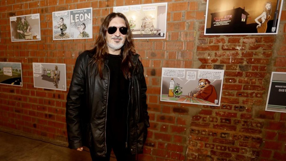 El humorista gráfico de La Nueva Crónica, Lolo, Durante la presentación de su exposición ‘Lolo a tiras’ en Espacio Vías de León.-ICAL