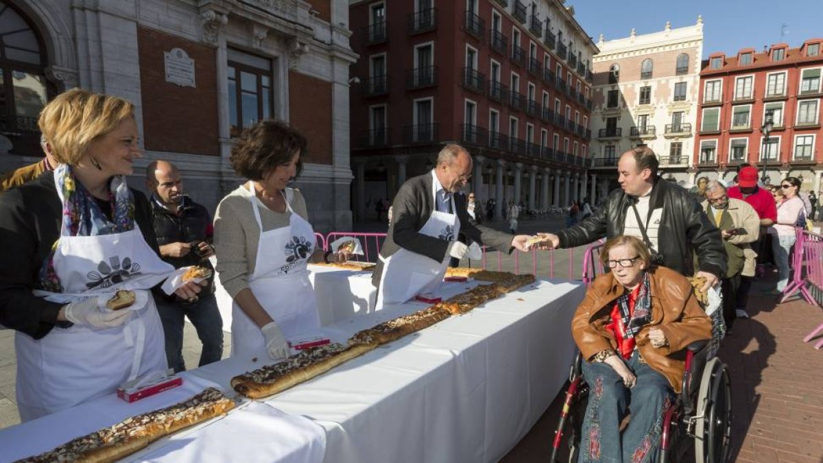 León de la Riva reparte a los ciudadanos el dulce en homenaje a San Pedro Regalado-El Mundo