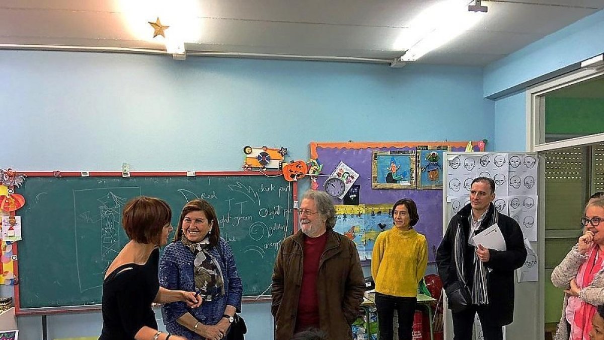 La concejala de Educación, Victoria Soto, en una de las aulas del centro educativo Alonso Berruguete.-E. M.