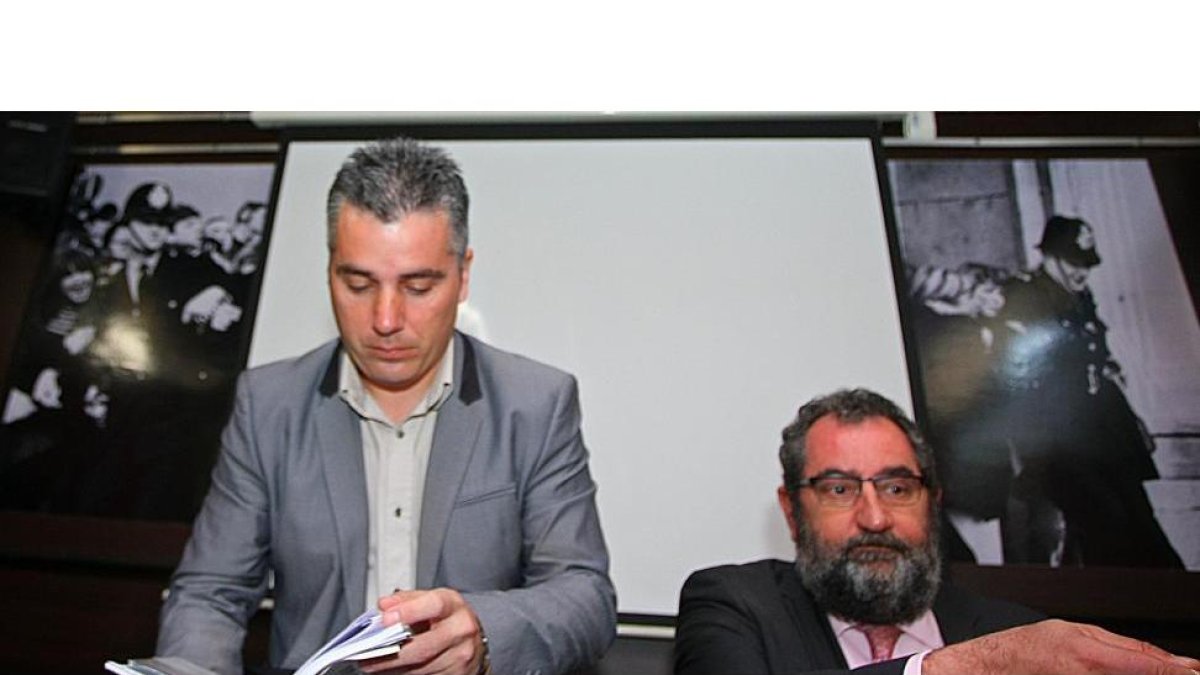 El ex-vicepresidente de la Asociación para la Recuperación de la Memoria Histórica, ARMH, y concejal de USE-Bierzo en el Ayuntameinto de Ponferrada, Santiago Macías (I), junto a su abogado, Francisco Álvarez Rubio (D), durante la rueda de prensa de esta m-Ical