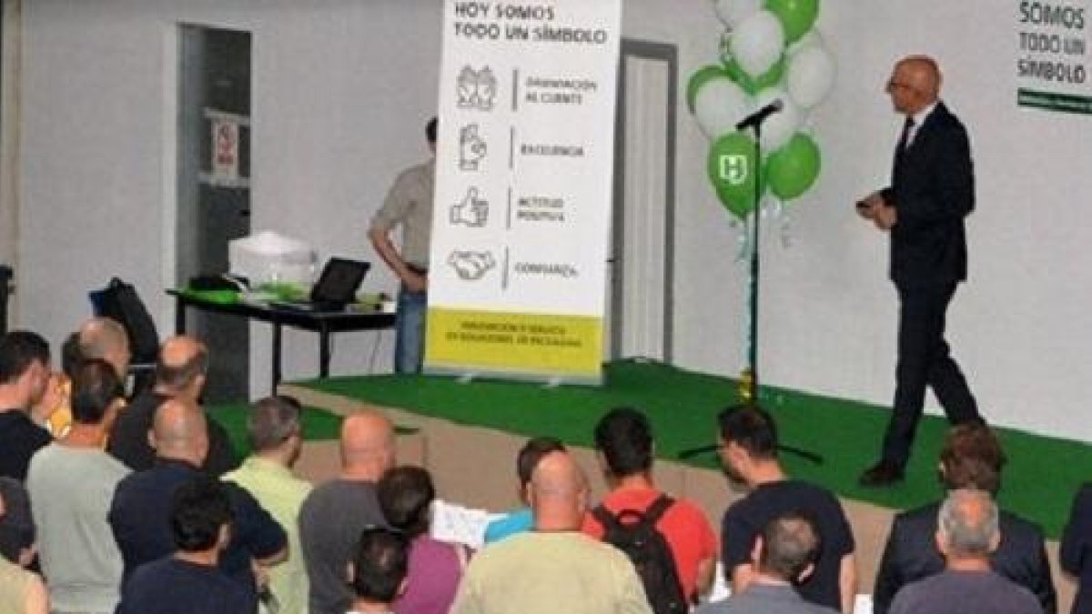 Bacourt expone ayer a los trabajadores el plan industrial.-E. M.