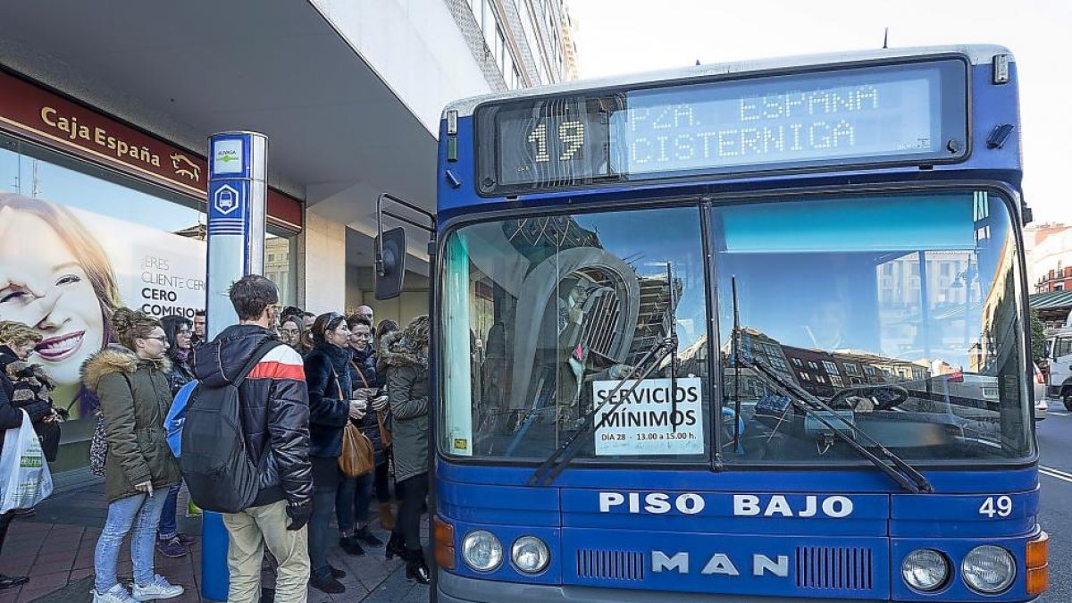 Un autobusero asignado a los servicios mínimos recoge a los usuarios en la Plaza de España.-MIGUEL ÁNGEL SANTOS