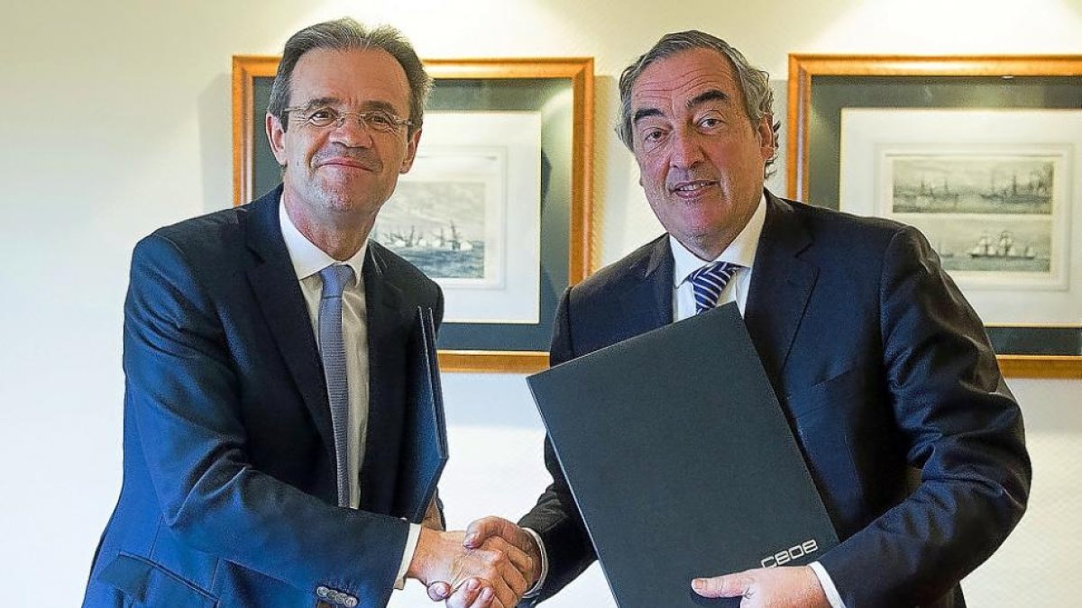 Jordi Gual y Juan Rosell, durante la firma del convenio.-E. M.