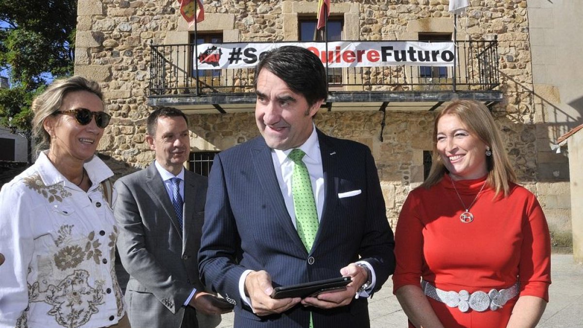 El consejero, Juan Carlos Suárez Quiñones, junto con la alcaldesa de Garray, María José Jiménez, a la derecha, ayer frente al Ayuntamiento.-V. G.