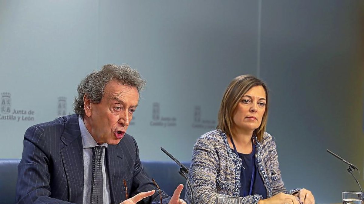 José Antonio de Santiago-Juárez y Milagros Marcos durante la rueda de prensa.-ICAL
