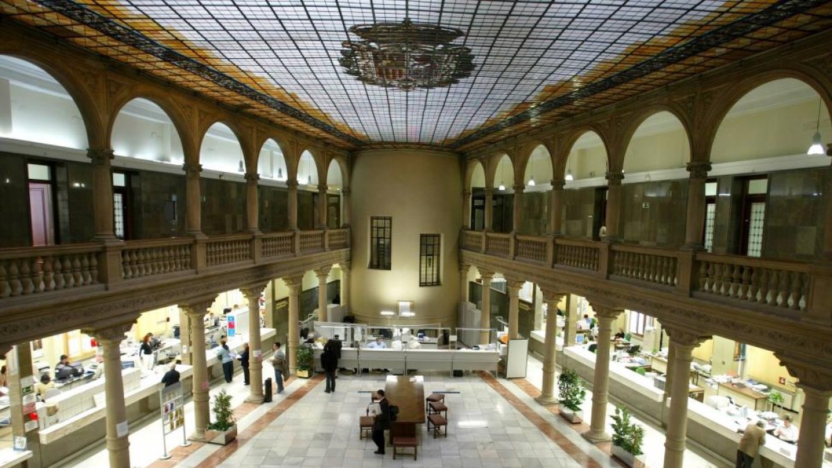 Interior de la antigua delegación de Hacienda en la Plaza de Madrid.-ICAL