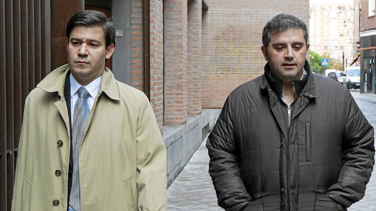 El edil detenido y puesto en libertad, Francisco Claro (dcha.) sale del juzgado acompañado de su abogado-J.M.Lostau