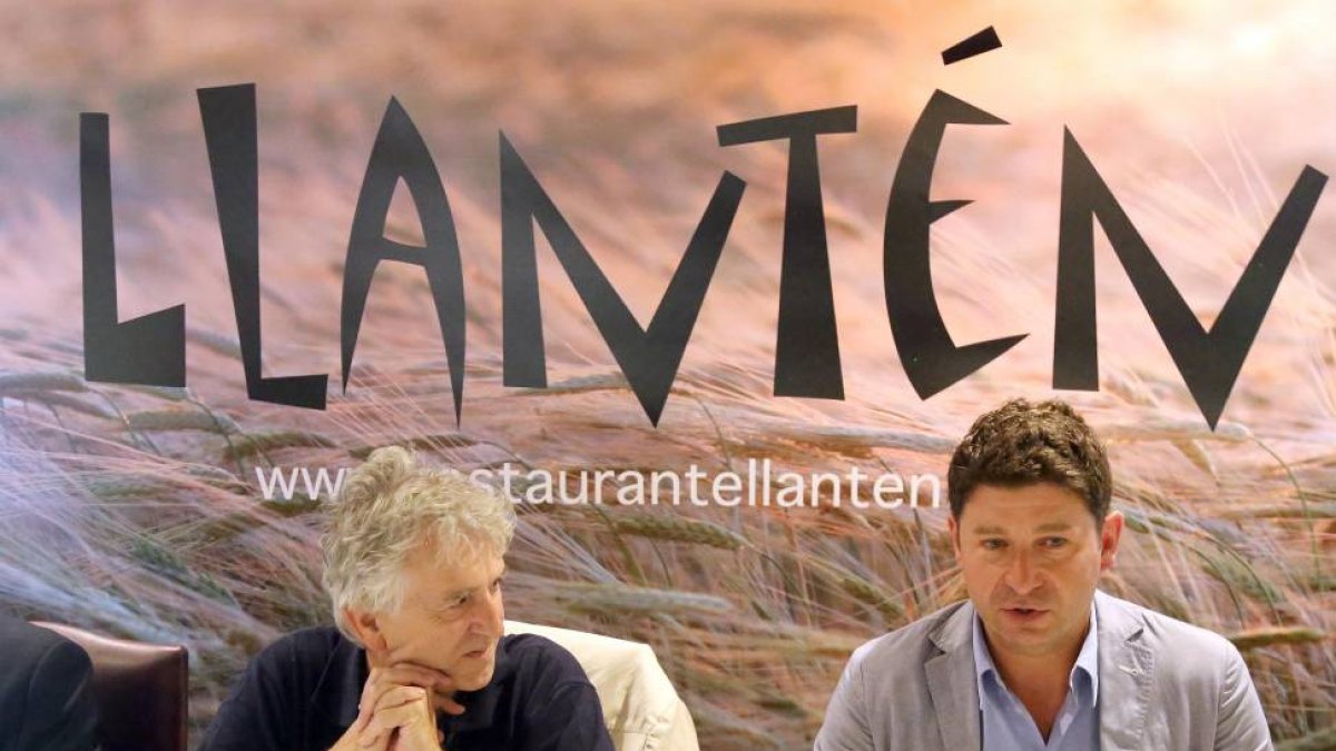 El codirector de Atapuerca, Juan Luis Arsuaga, participa en las Primeras Jornadas del restaurante Llantén. En la imagen junto a Javier Simbal, gerente del resaturante.-ICAL