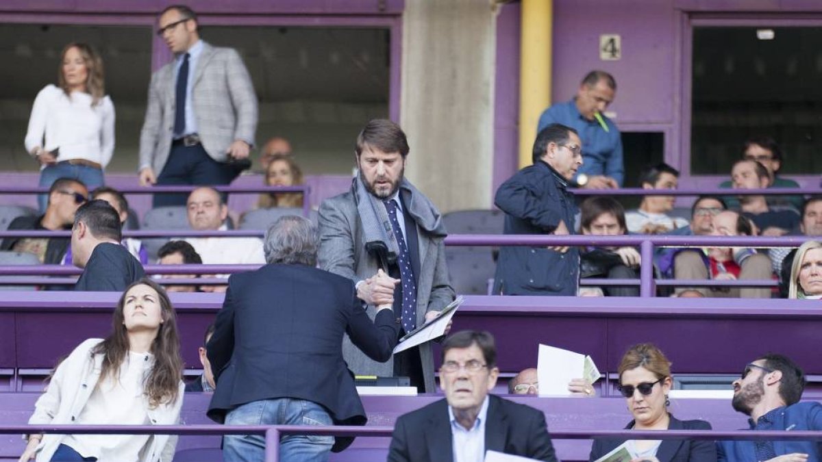 Carlos Suárez saluda a una persona en el palco del Real Valladolid antes de un partido-José C. Castillo