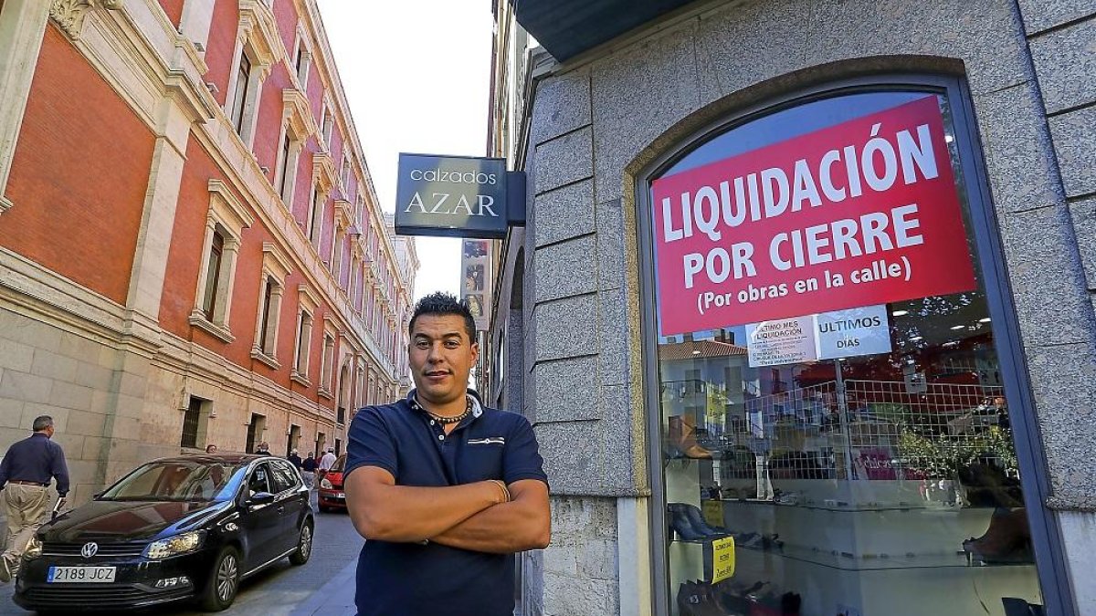 Rubén Domínguez a las puertas de su establecimiento en la calle Jesús.-PABLO REQUEJO