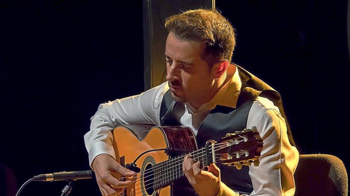 Raúl Olivar durante un momento del concierto que ayer ofreció en el Auditorio Miguel Delibes.-P. REQUEJO/PHOTOGENIC