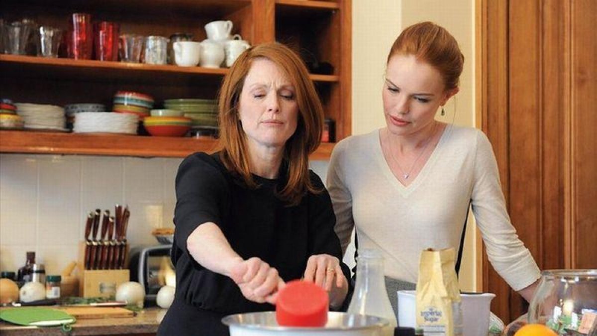 Julianne Moore y Kate Bosworth, en 'Siempre Alice', donde la primera interpreta a una profesora con alzhéimer.-