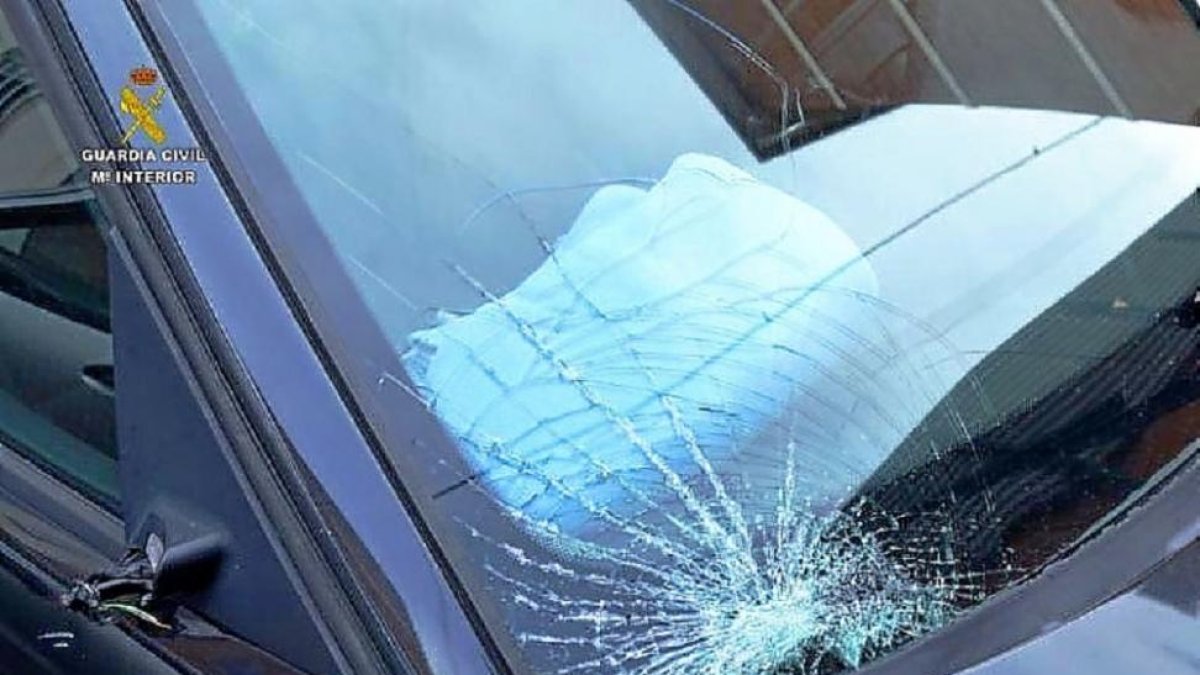 El BMW con restos del impacto y sin retrovisor cuando fue detenido el agente.-GUARDIA CIVIL