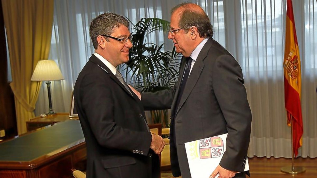 El ministro de Energía, Álvaro Nadal, y el presidente de la Junta, Juan Vicente Herrera, en un momento del encuentro en el Ministerio-ICAL