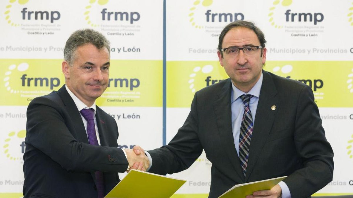 El presidente de la Federación Regional de Municipios y Provincias (FRMP), Alfonso Polanco, y el director de Concesiones de Aquona, Jesús García del Valle, firman un convenio de colaboración para garantizar el suministro a personas en situación de pobreza-ICAL