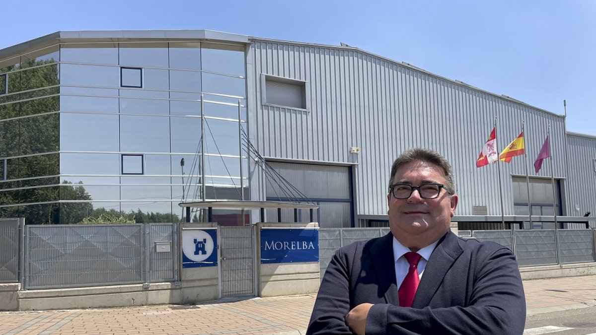 Luis Ángel Moreno, presidente de la Asociación de Propietarios Polígono Industrial de Venta de Baños, frente a la empresa familiar.
