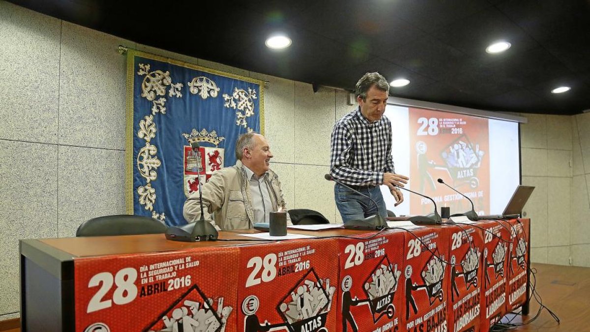 Faustino Temprano (izda.) de UGT, y Ángel Hernández, de CCOO, ayer, en una jornada sobre salud laboral.-ICAL