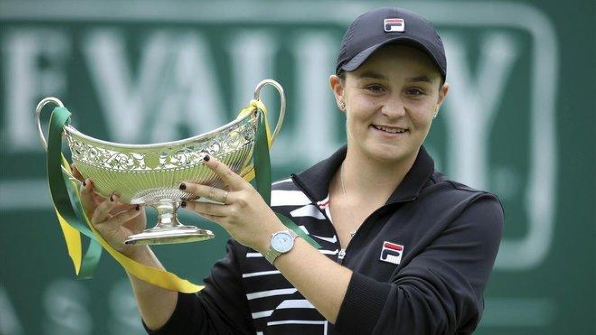 Barty, con el trofeo de campeona en Birmingham.-AP