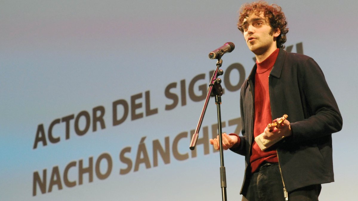 El actor Nacho Sánchez recoge el Roel en la SECIME. E.M.