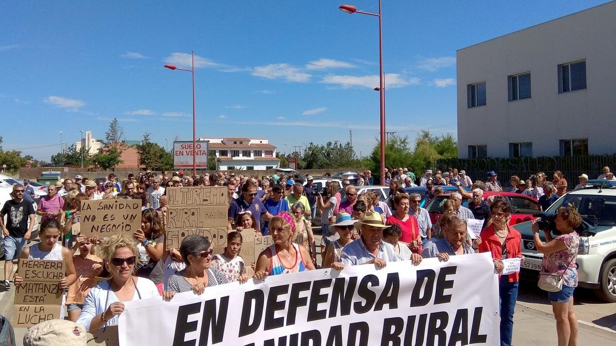 Manifestación para protestar por la falta de consultas médicas.-ICAL