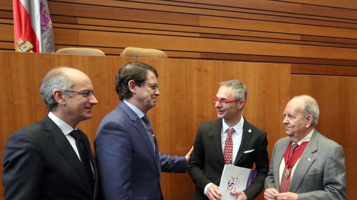 (I a D) El presidente de la Diputación de Salamanca, Javier Iglesias, el alcalde salmantino, Alfonso Fernández Mañueco, el rector de la Universidad de Salamanca, Ricardo Rivero, y el expresidente de las Cortes Manuel Estella-ICAL