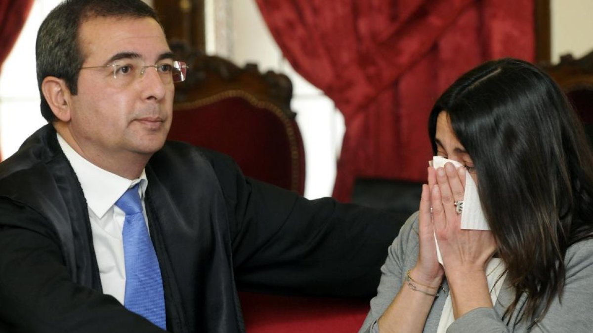 Fermín Guerrero consuela a la policía local, tras escuchar el veredicto-J. CASARES (POOL)