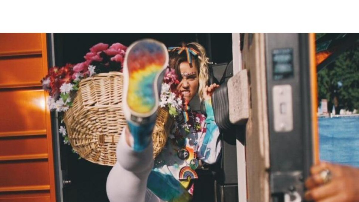 La estrella del pop Miley Cyrus en una imagen para la nueva colección de Converse a favor de los derechos LGBTQ.-