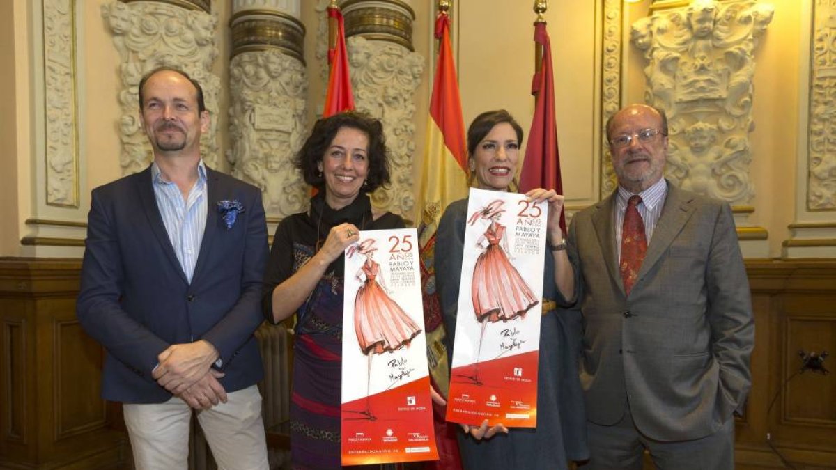 El alcalde de Valladolid, Francisco Javier León de la Riva (d), presenta el desfile de los diseñadores Pablo Merino (i)y Mayaya Cebrián (2d) con la colección de ropa 'up-town'. Les acompaña en la imagen, Mercedes Cantalapiedra (2i)-Ical