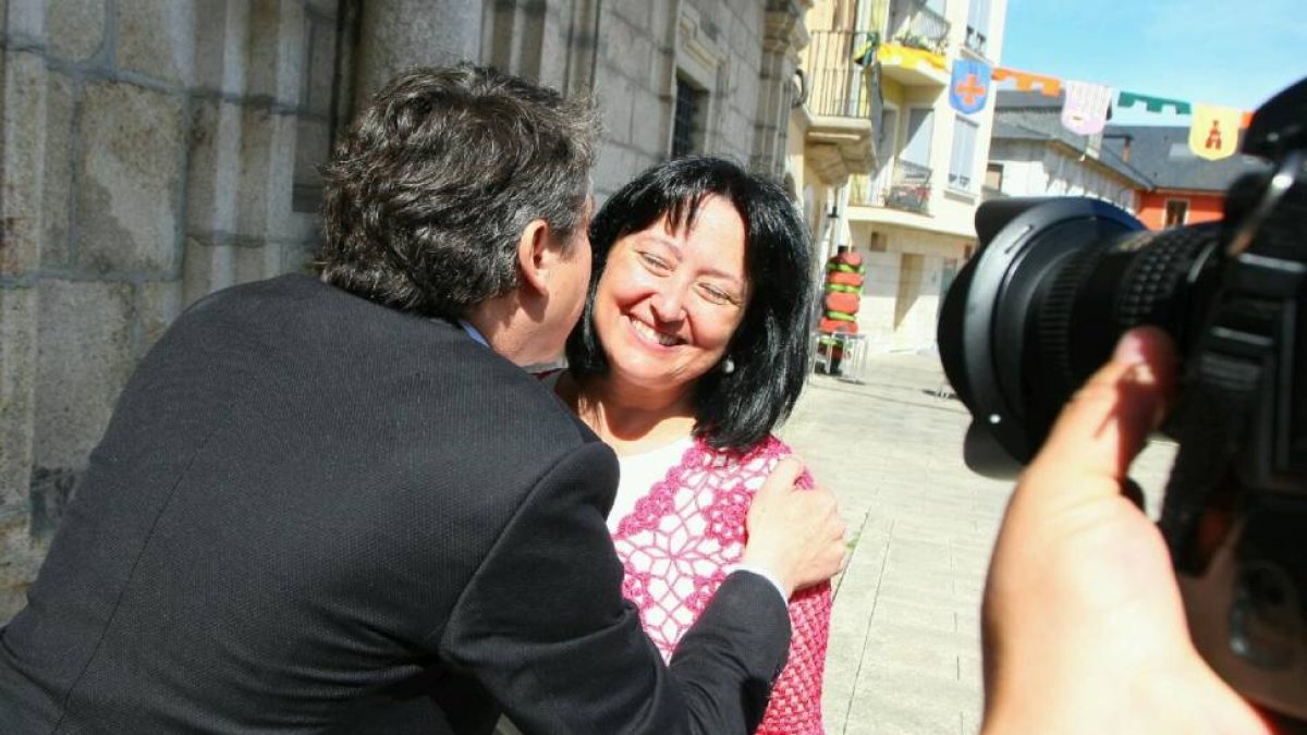 La ex portavoz del PSOE en el Ayuntamiento de Ponferrada, Ángela Marqués, es saludada por el portavoz de USE Bierzo, Samuel Folgueral, momentos antes de comparecer ante los medios por su dimisión como portavoz del PSOE-ICAL