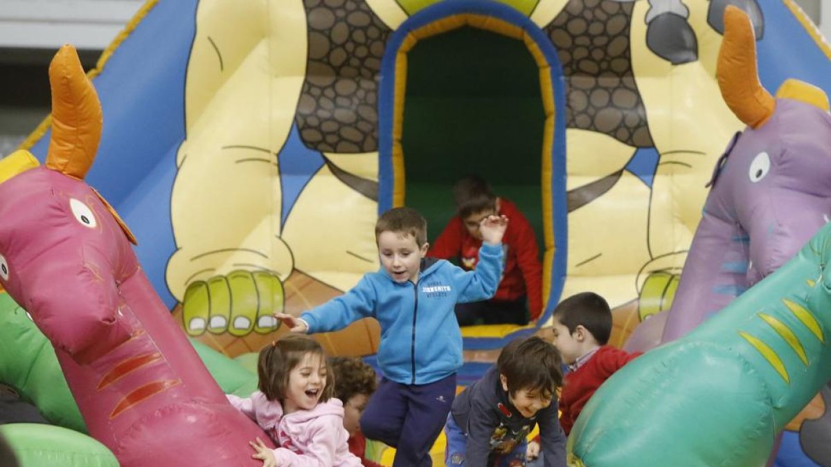 Cuatro niños disfrutaron ayer en uno de los hinchables instalados en la Feria, en una nueva edición de Navival.-J.M.LOSTAU