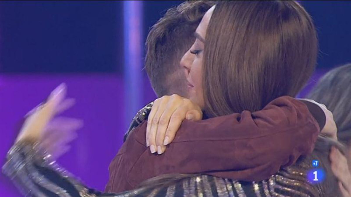 Mónica Naranjo abraza a Raoul en OT.-RTVE