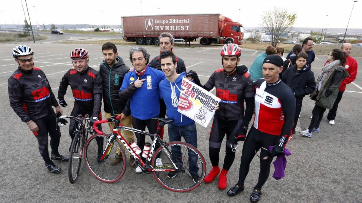 El trabajador de Everest Javier Robles (C), recorre el Camino de Santiago en bicicleta-Ical