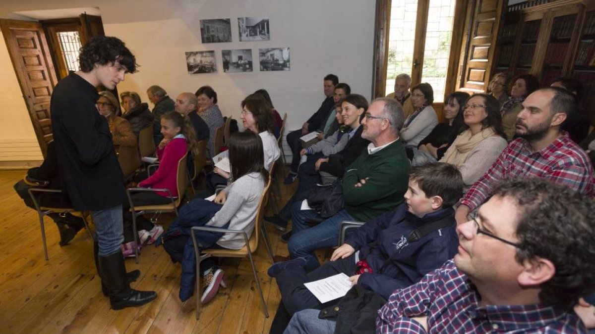 Los asistentes al acto observan la teatralización en la Casa Cervantes-Pablo Requejo