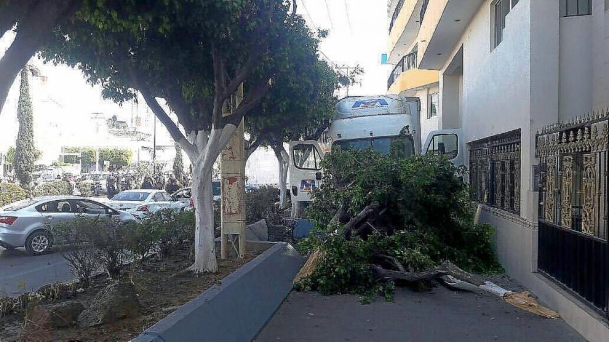 El conductor de un tráiler impacta contra un hotel en León tras perder el control.-E.M.