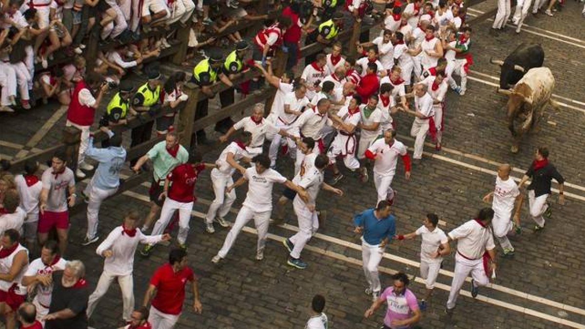 Imagen del primer encierro de los Sanfermines del 2015, con toros de Jandilla.-Foto:   Imagen del primer encierro de los Sanfermines del 2015, con toros de Jandilla.