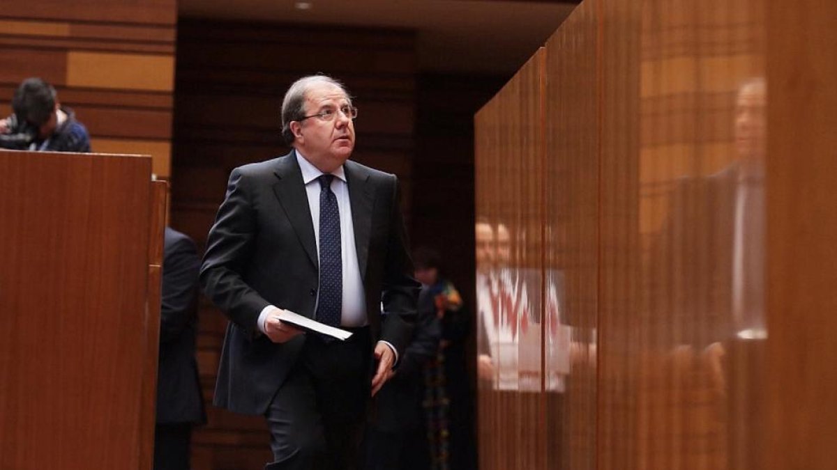 El presidente de la Junta, Juan Vicente Herrera, sube al atril para informar en Pleno sobre la Conferencia de Presidentes.-ICAL