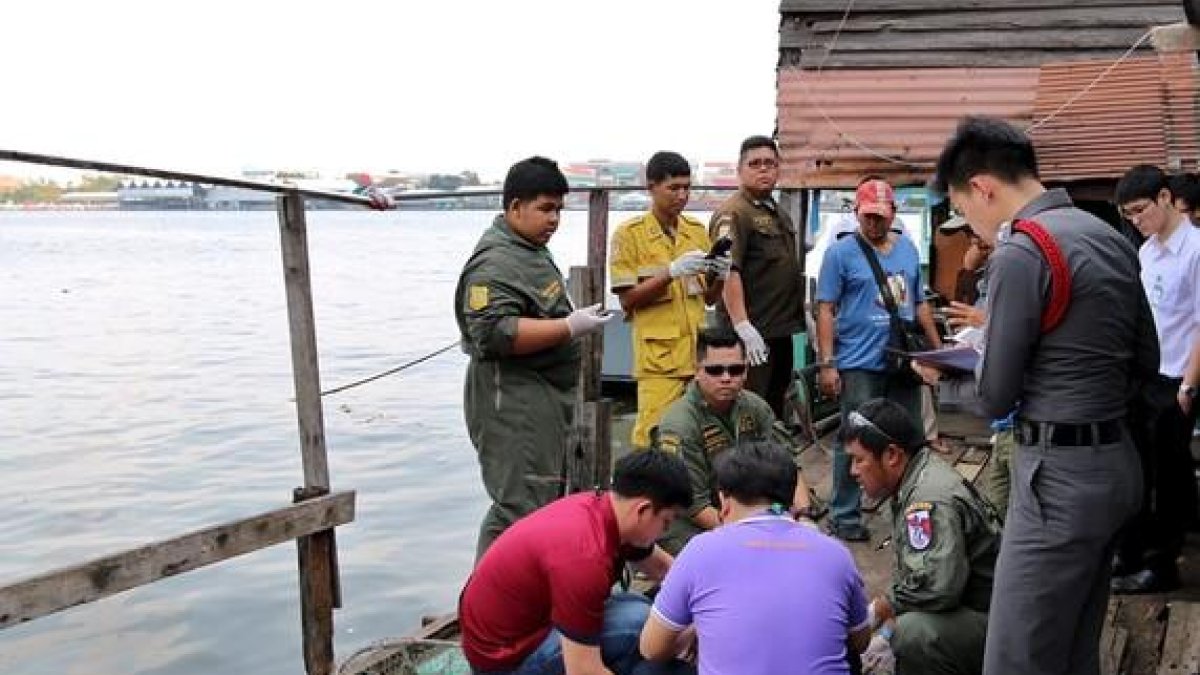 Agentes de policía de Tailandia, junto al lugar del hallazgo del cuerpo del ejecutivo catalán en Bangkok.-EFE
