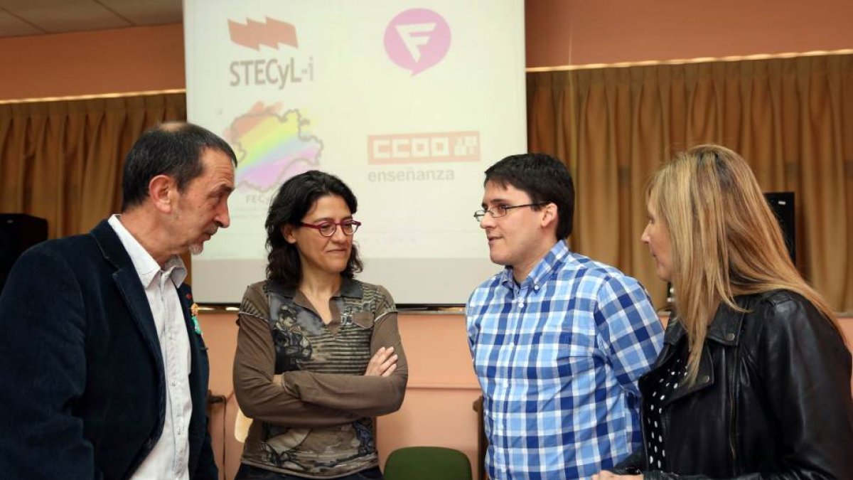 Ignacio Paredero, presidente de la Federación Castellana y Leonesa de Lesbianas, Gays, Transexuales y Bisexuales, María Luisa López, de la Fundación Triángulo Valladolid, Pedro Escolar, de STECyL y Mayte Ortega, de CCOO, presentan las propuestas educativa-ICAL